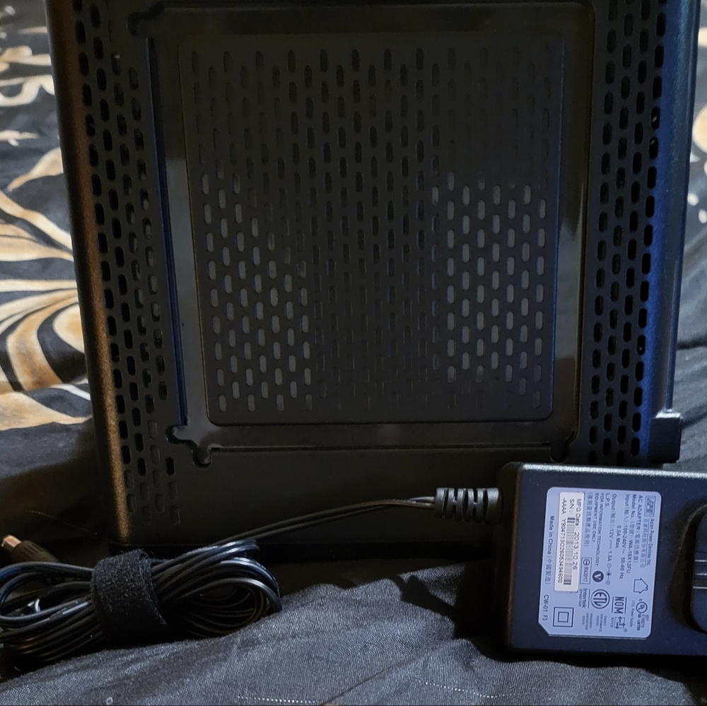 Motorola Surboard Cable Modem & Router - Picture 8 of 8